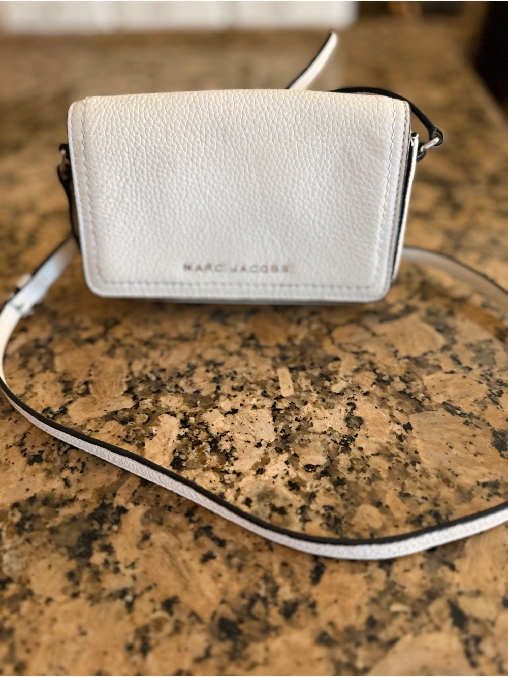 EUC Marc Jacobs leather Groove mini messenger in cotton white